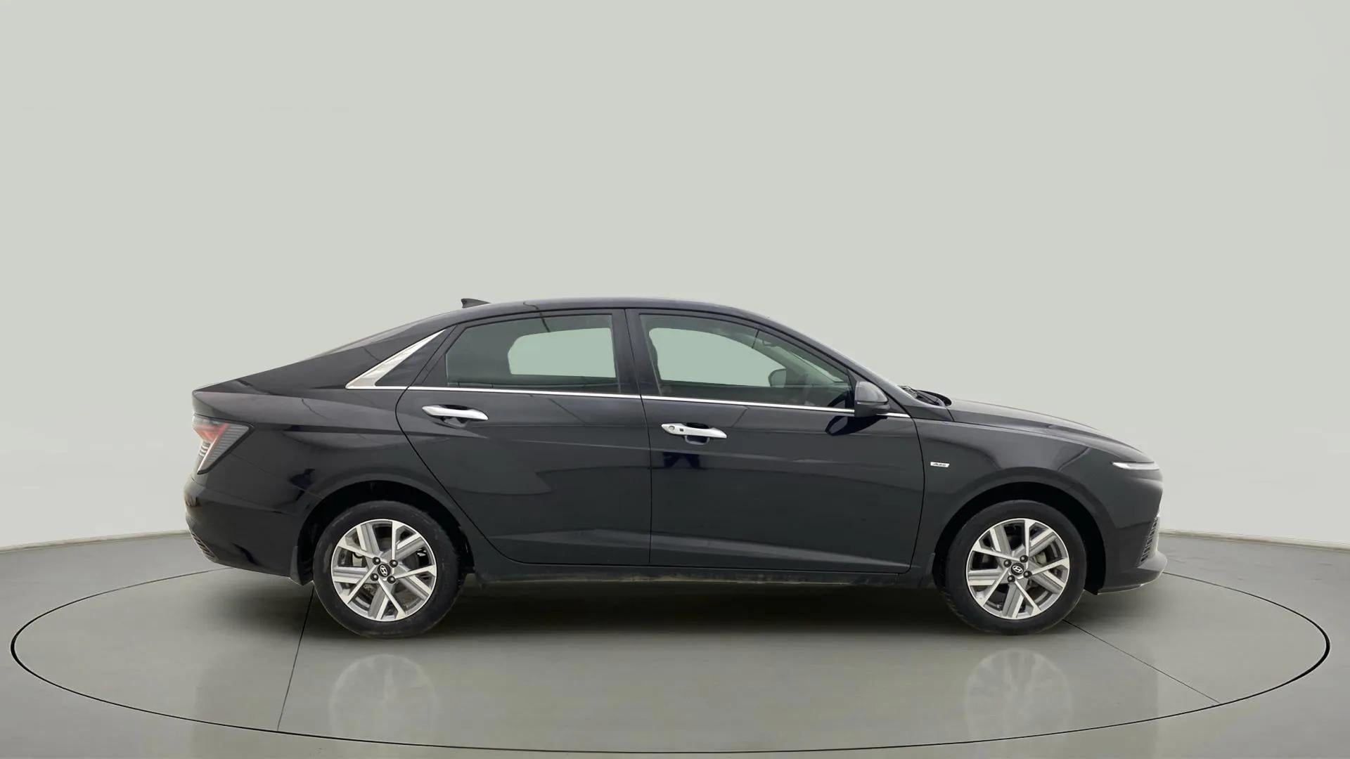 Side view of a Hyundai Verna