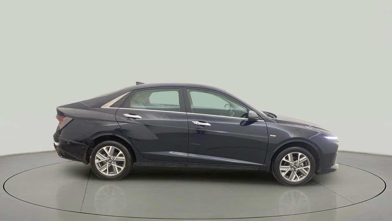 Side view of a Hyundai Verna