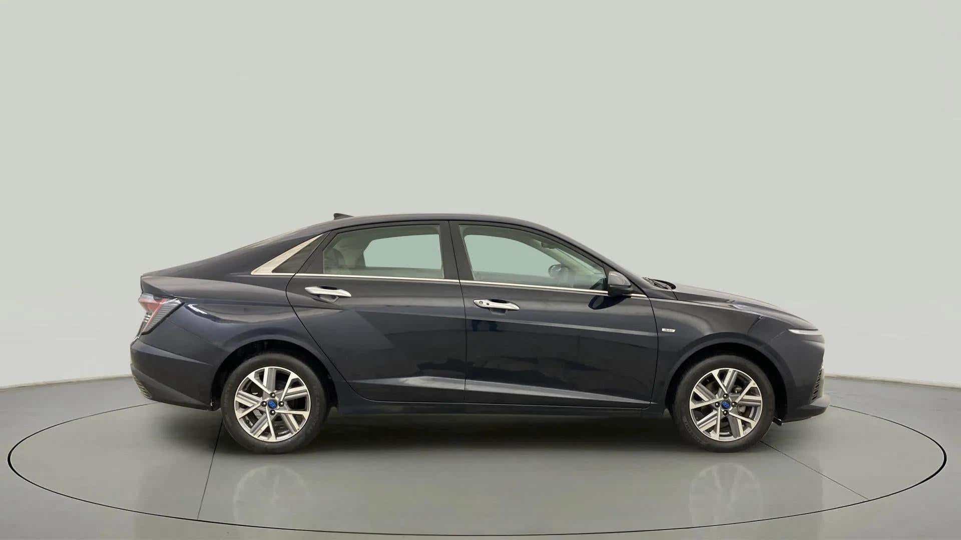 Side profile of a Hyundai Verna