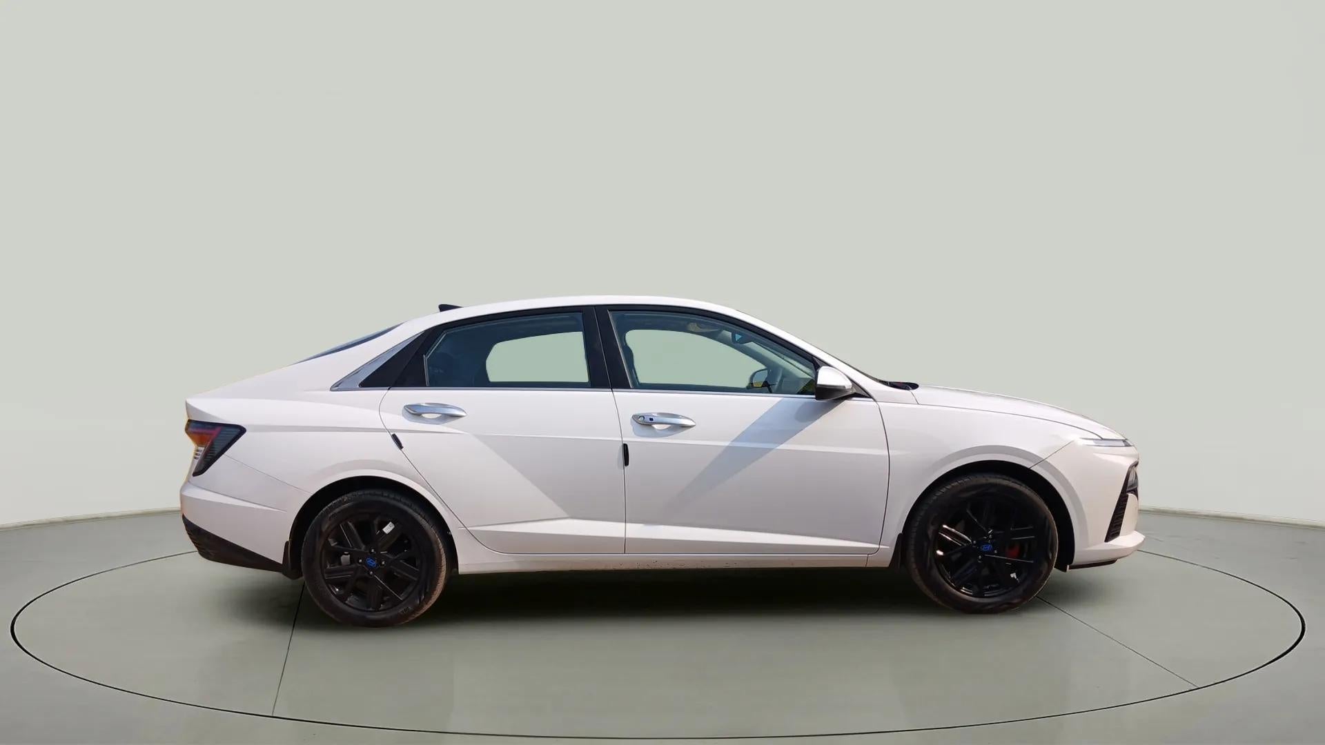 Side profile of a Hyundai Verna