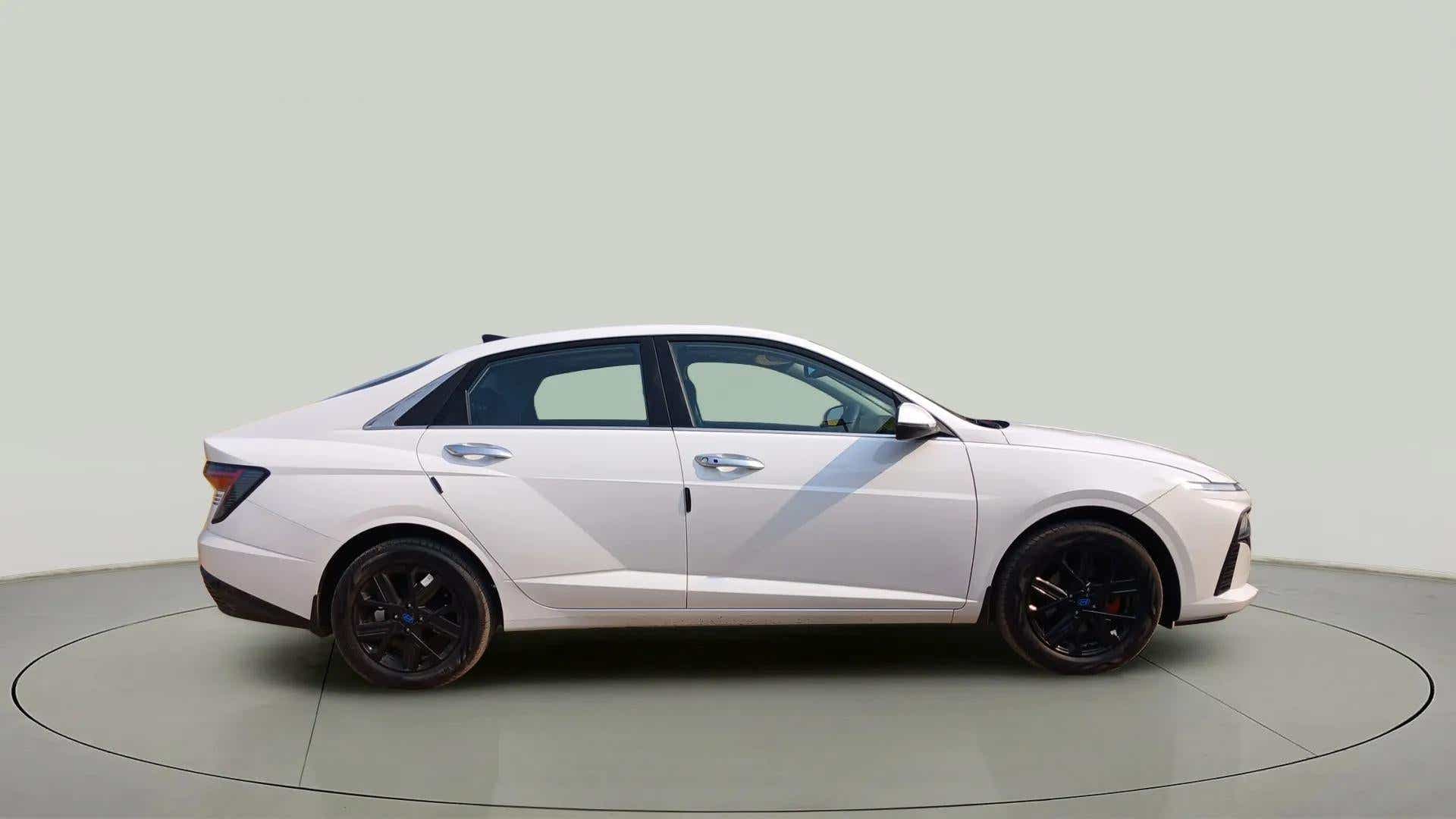 Side profile of a Hyundai Verna