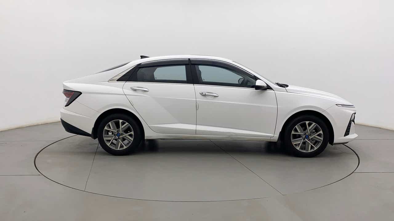 Side profile of a Hyundai Verna