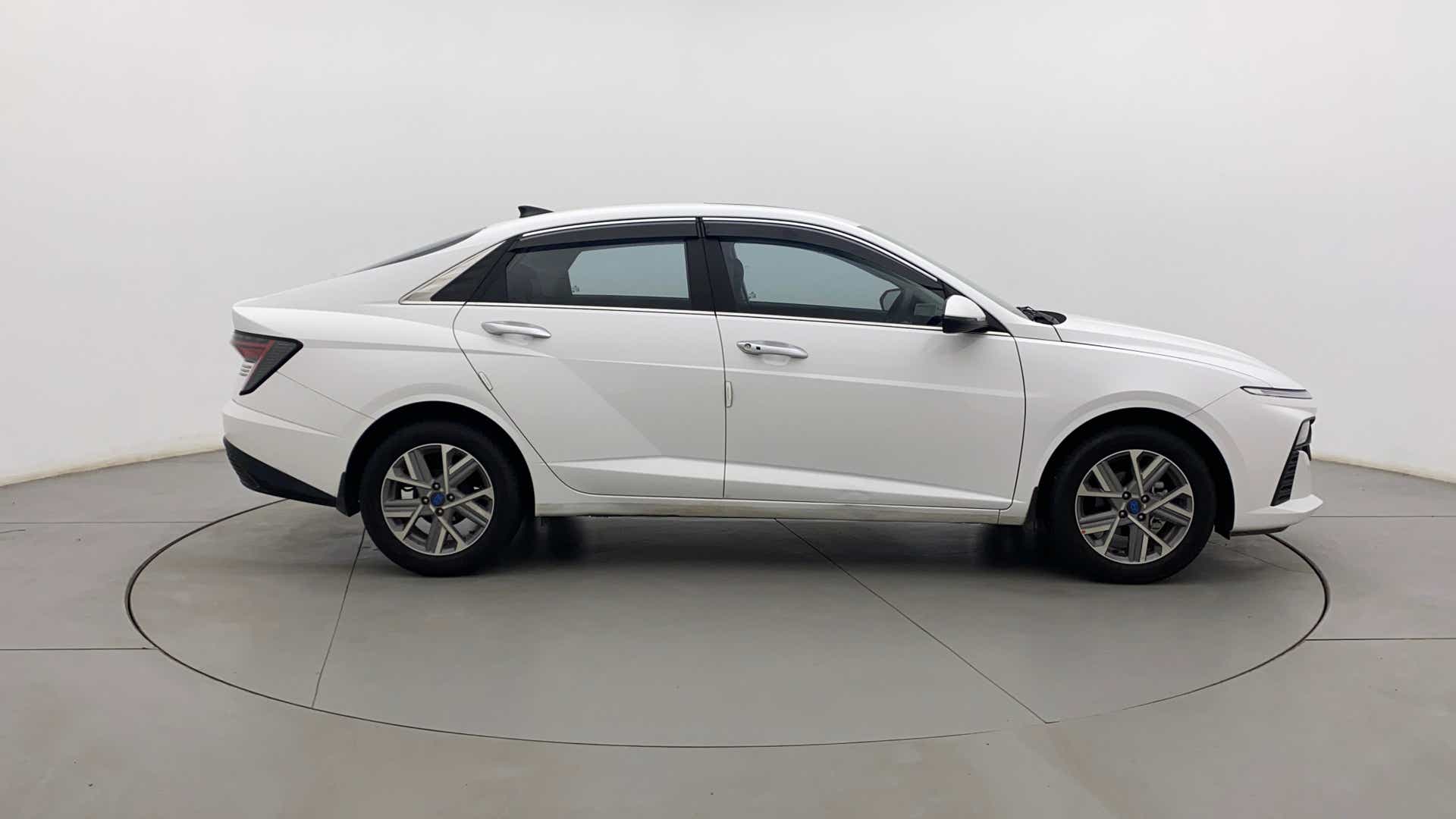 Side profile of a Hyundai Verna