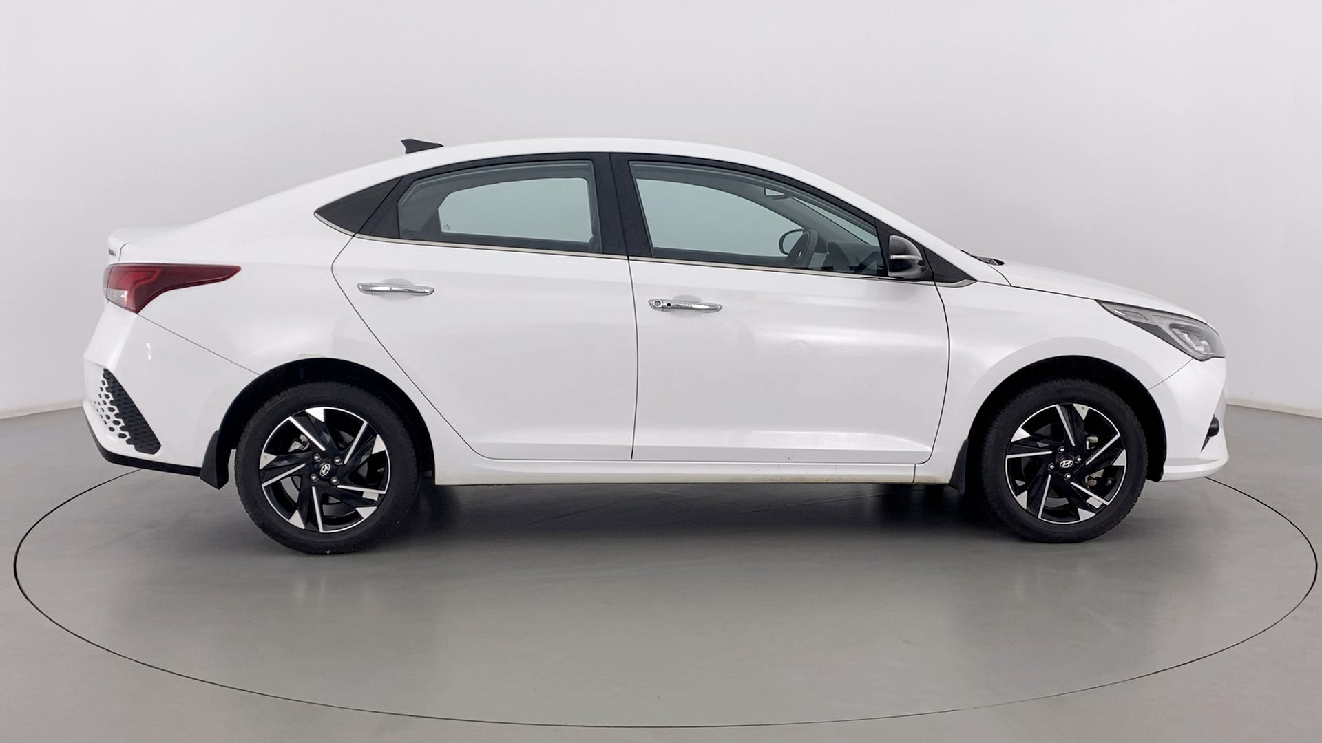 Side view of a Hyundai Verna