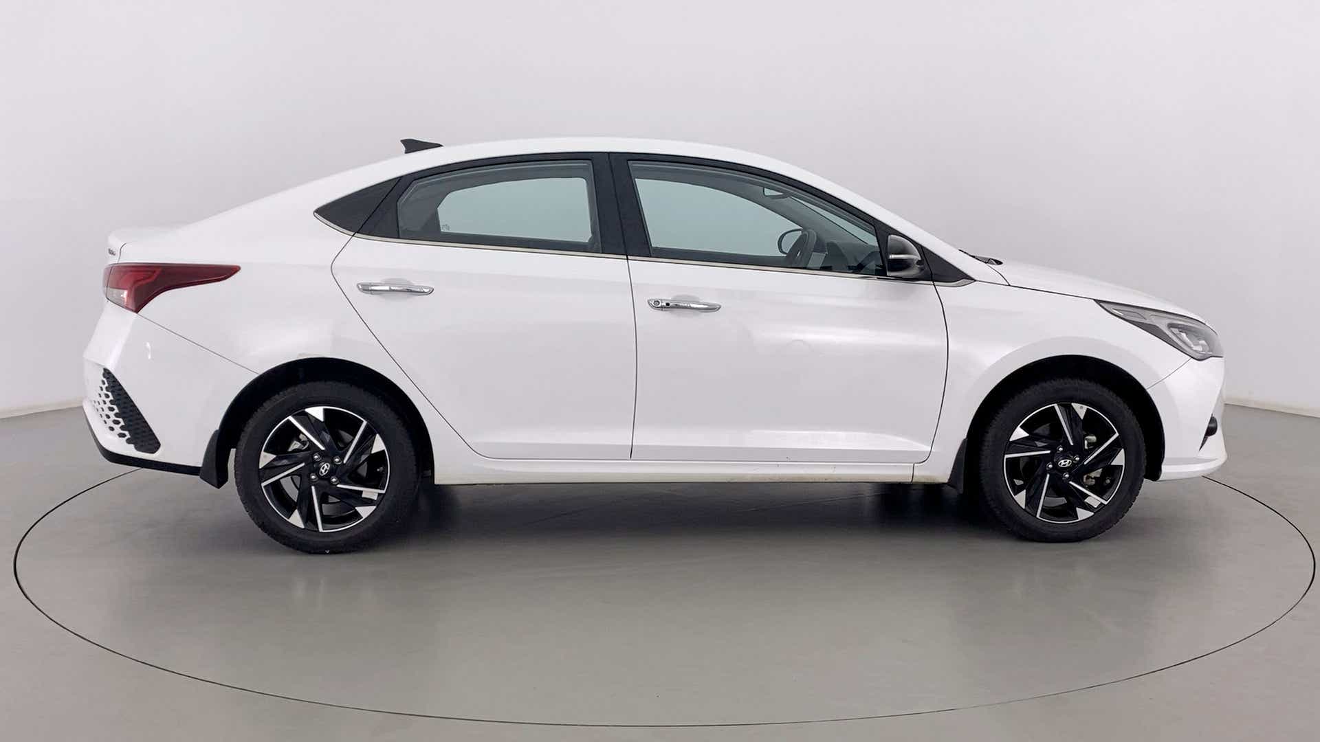 Side view of a Hyundai Verna