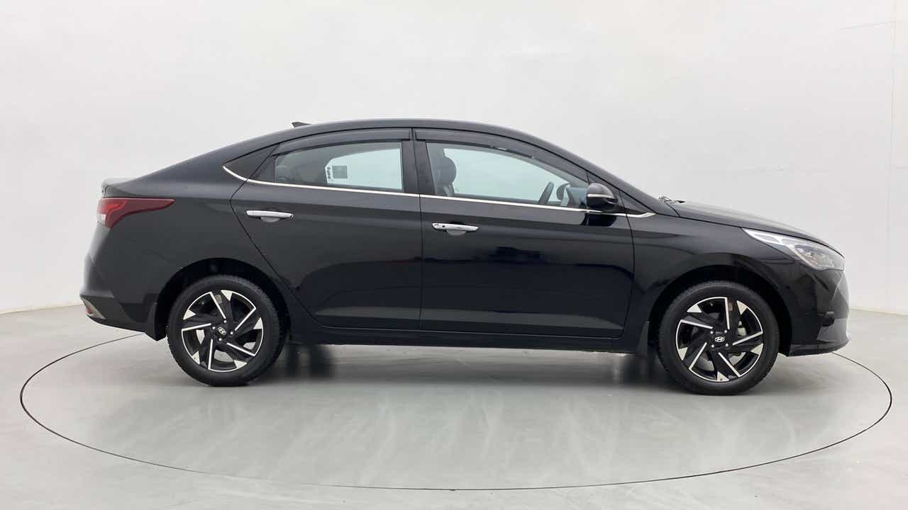 Side profile of a Hyundai Verna