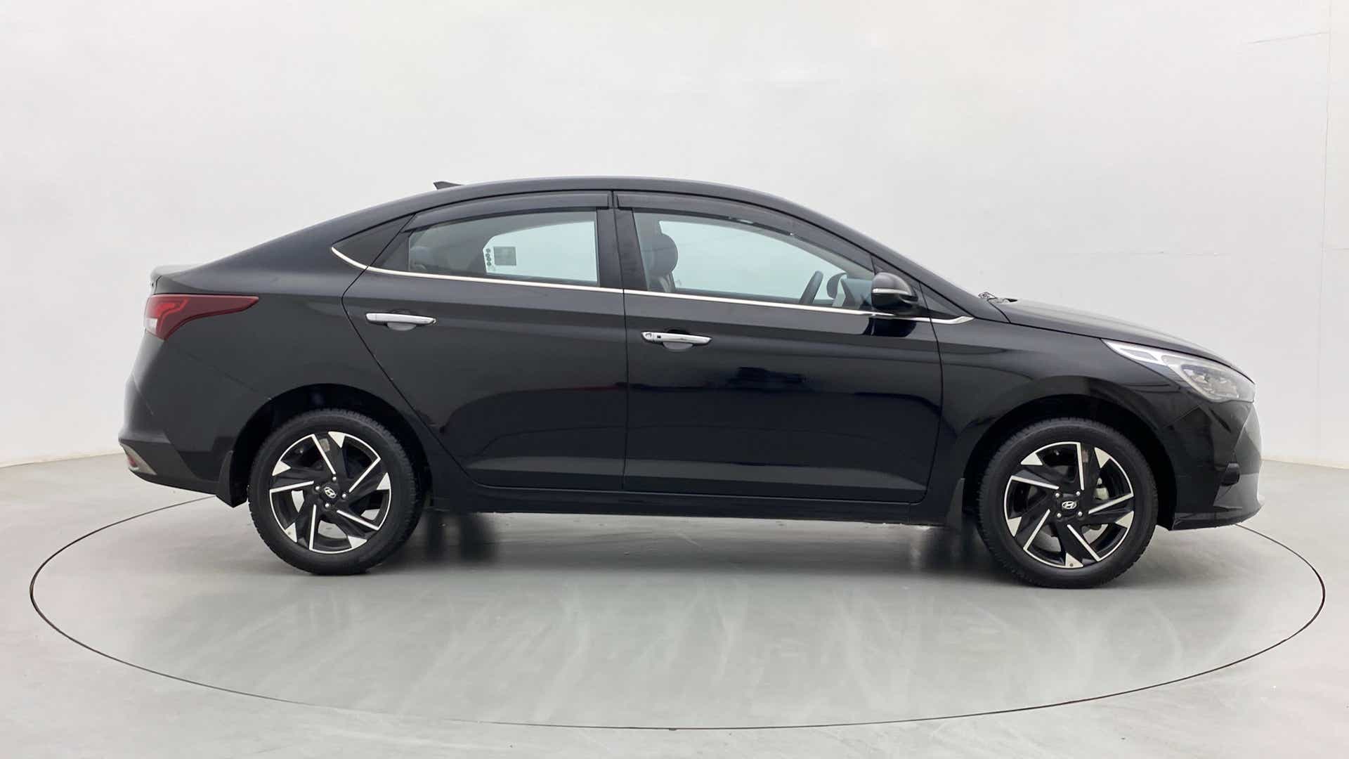 Side profile of a Hyundai Verna