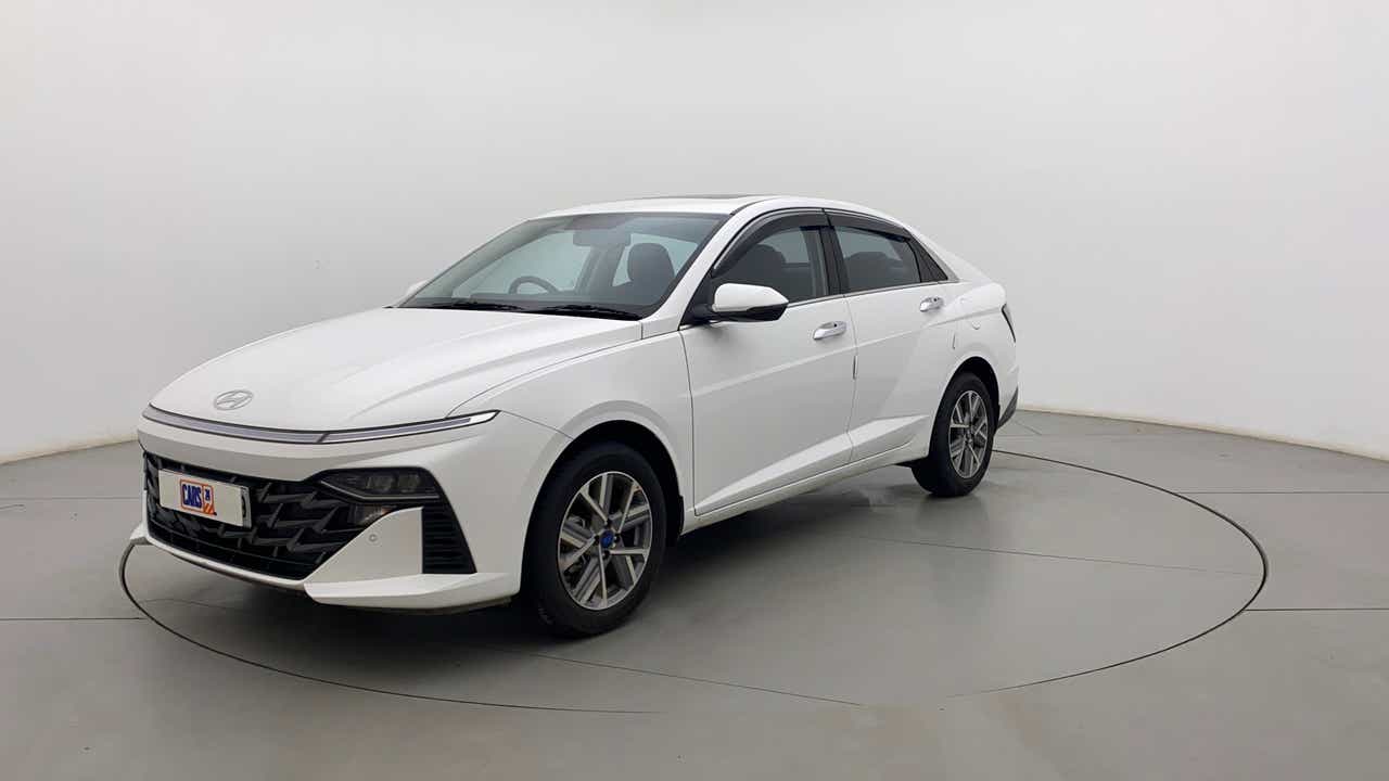 Front three-quarter view of a Hyundai Verna