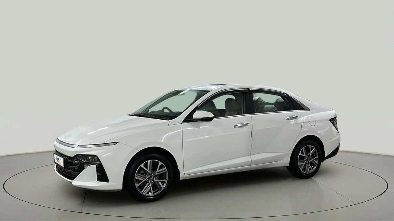 Side view of a Hyundai Verna