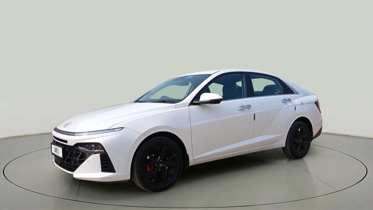 Front three-quarter view of a Hyundai Verna