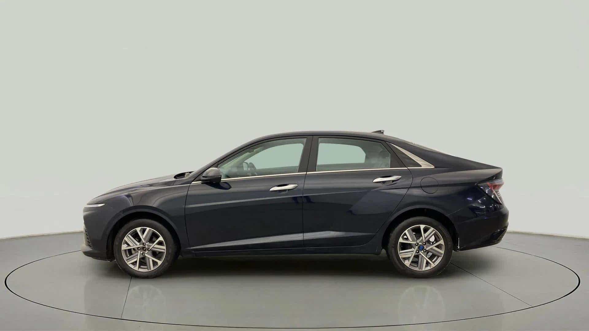 Side view of a Hyundai Verna