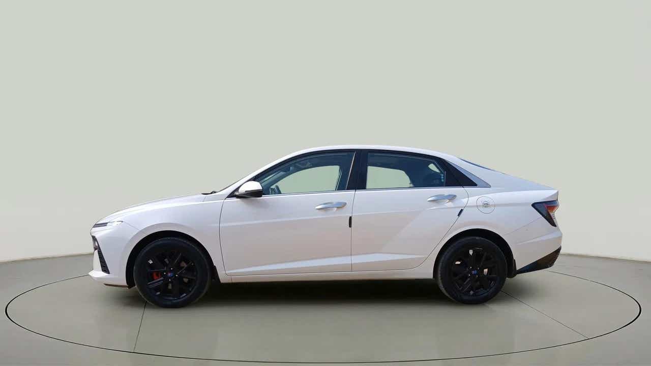 Side view of a Hyundai Verna