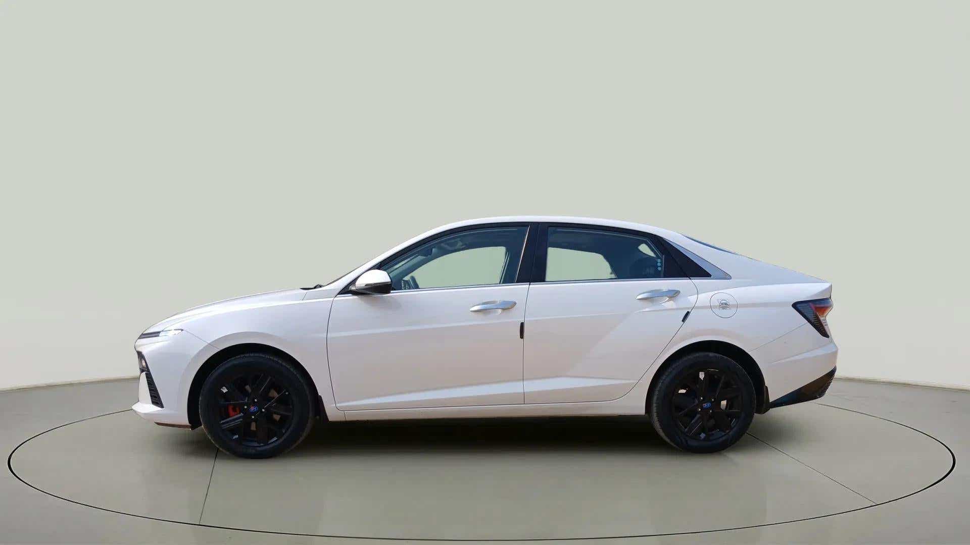 Side view of a Hyundai Verna