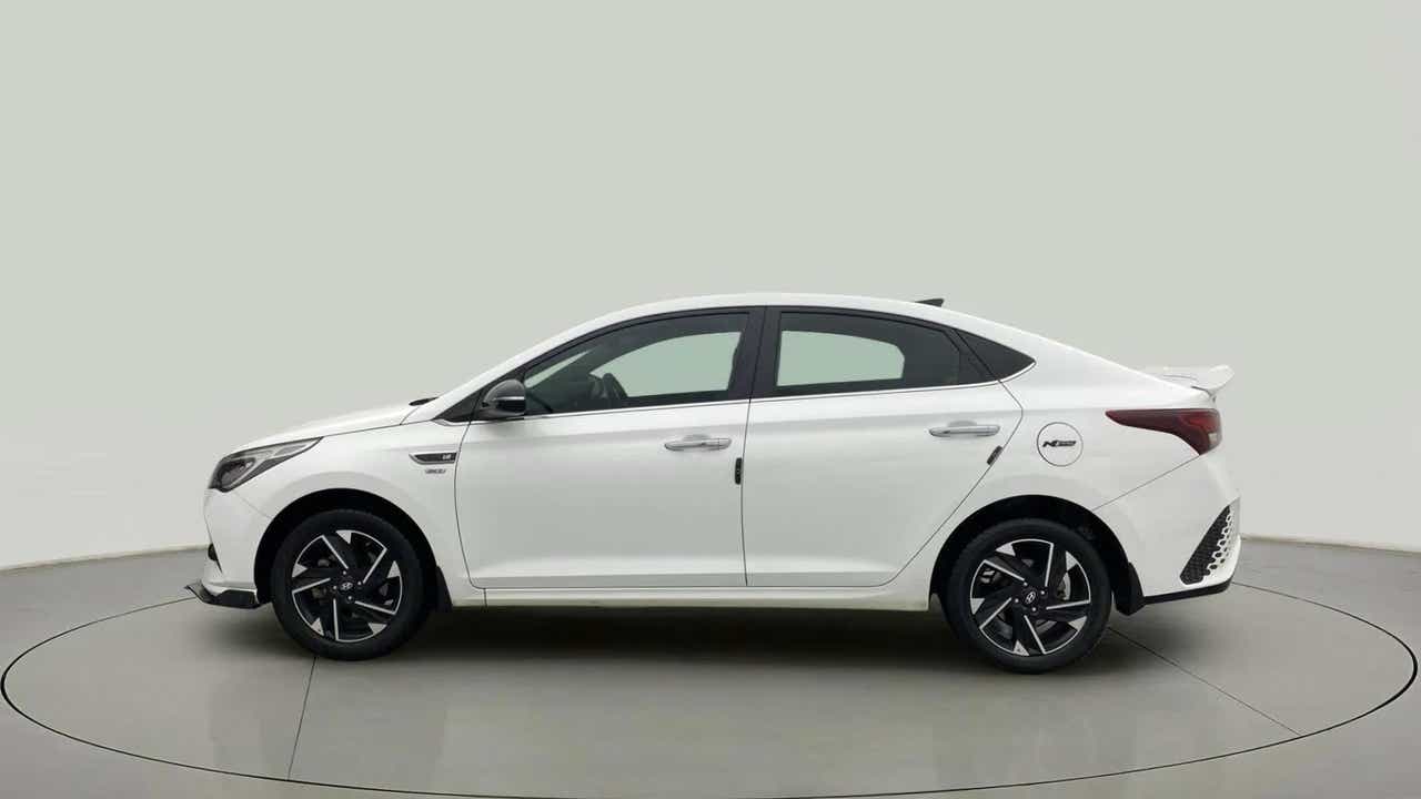 Side view of a Hyundai Verna