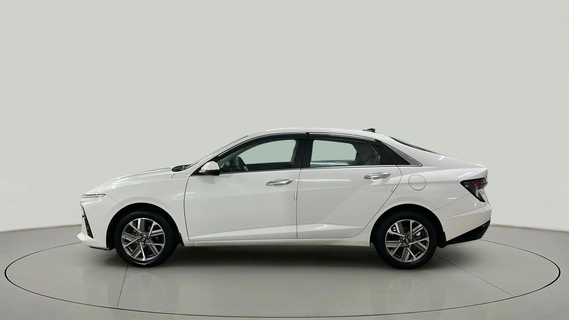 Side profile of a Hyundai Verna