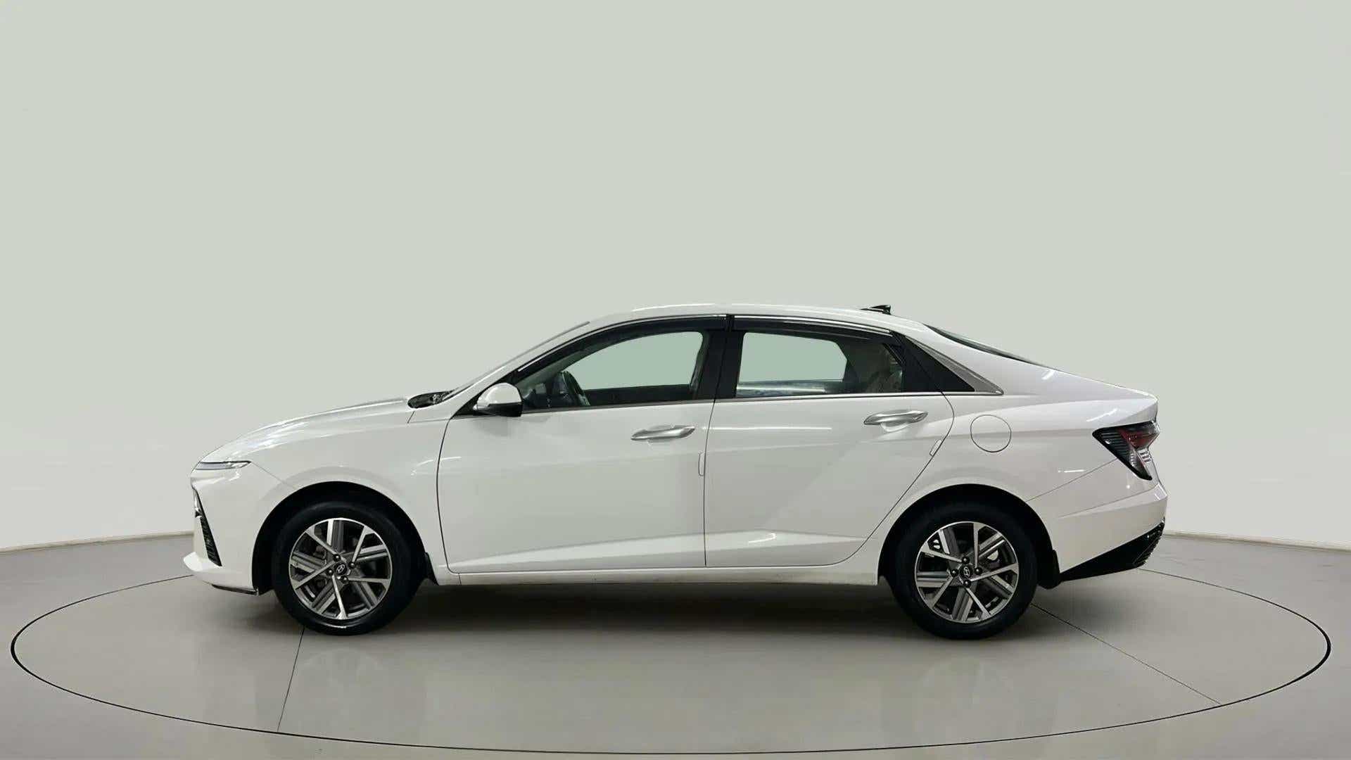Side profile of a Hyundai Verna