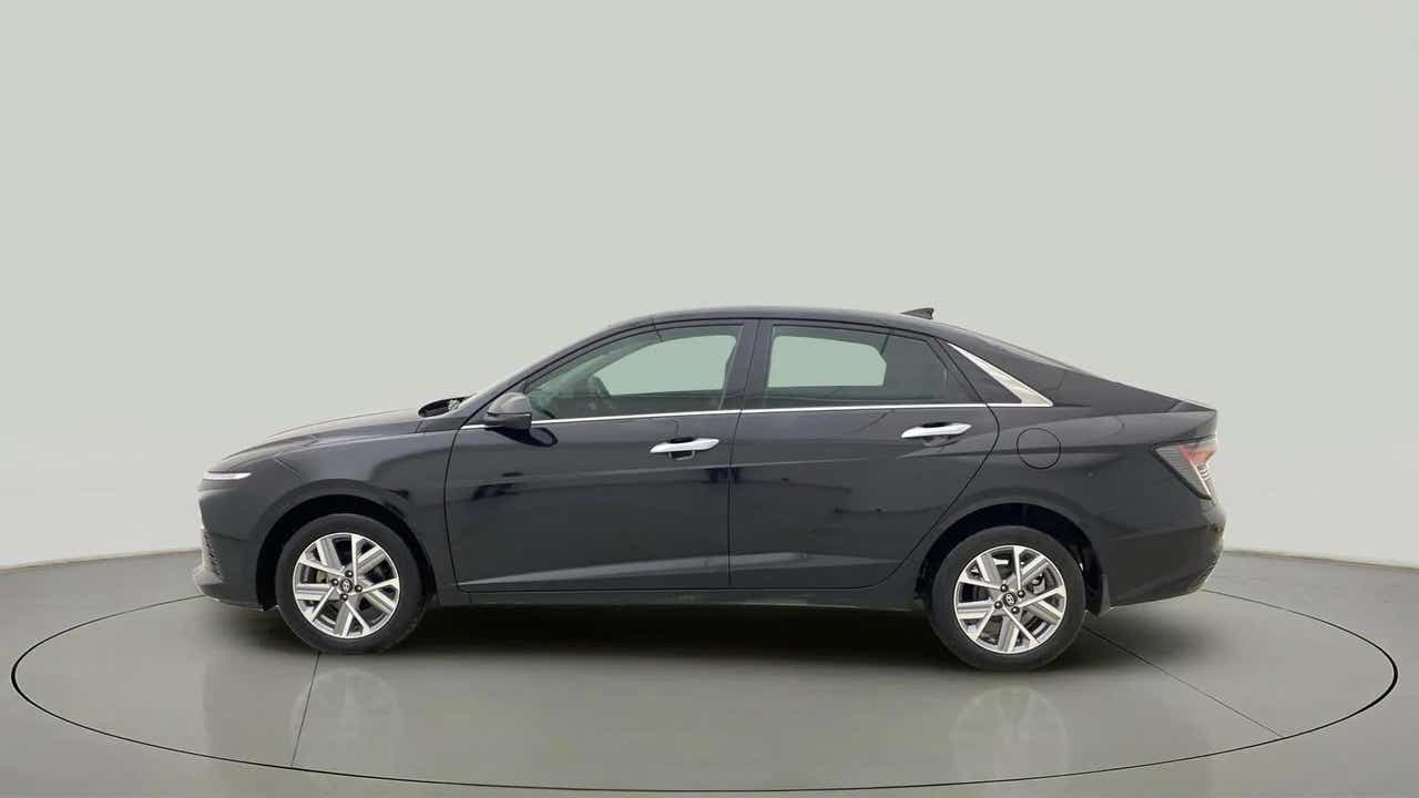 Side view of a Hyundai Verna