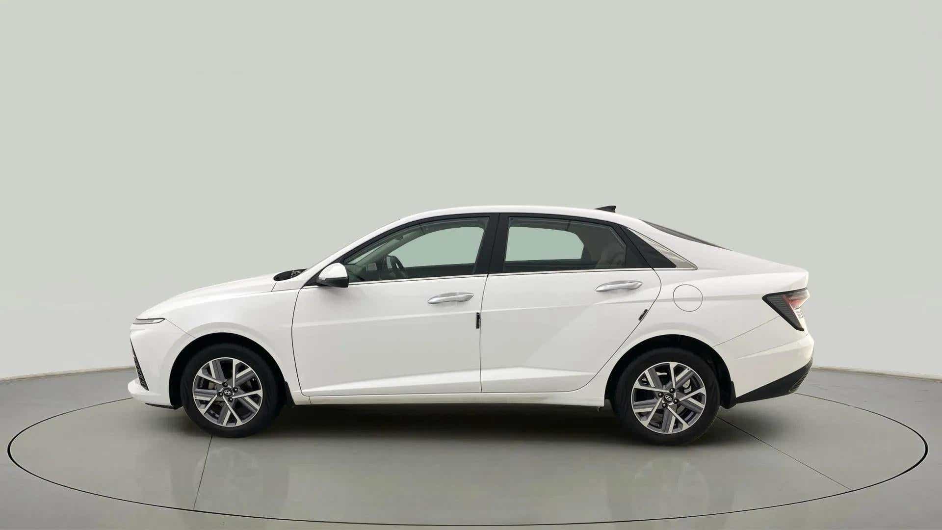 Side view of a Hyundai Verna