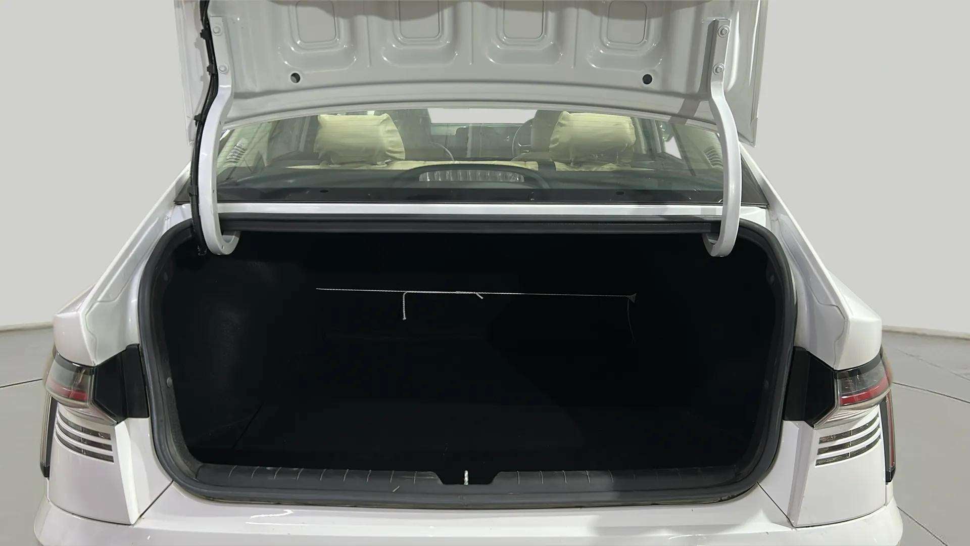 Open boot view of a Hyundai Verna