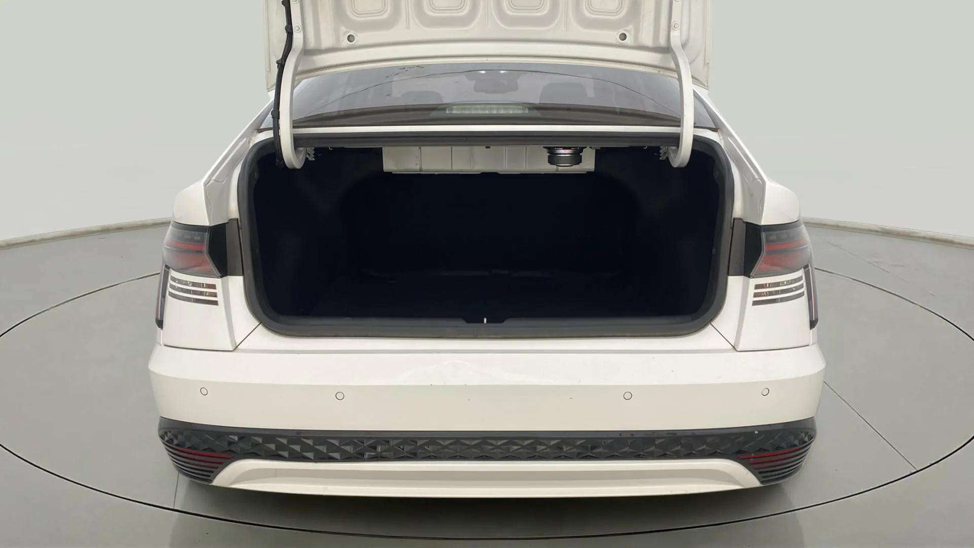 Open boot view of a Hyundai Verna