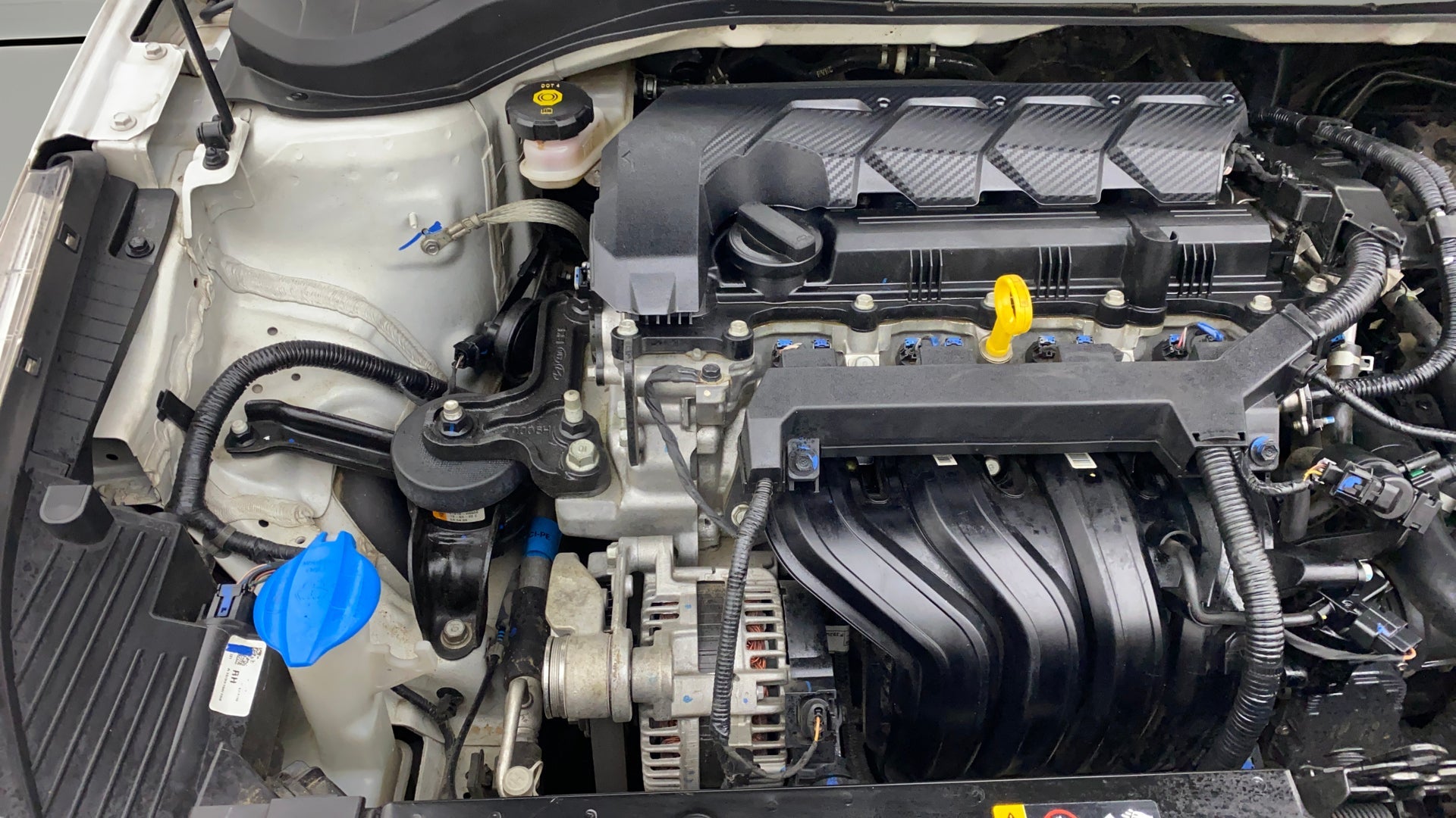 Engine bay view of a Hyundai Verna