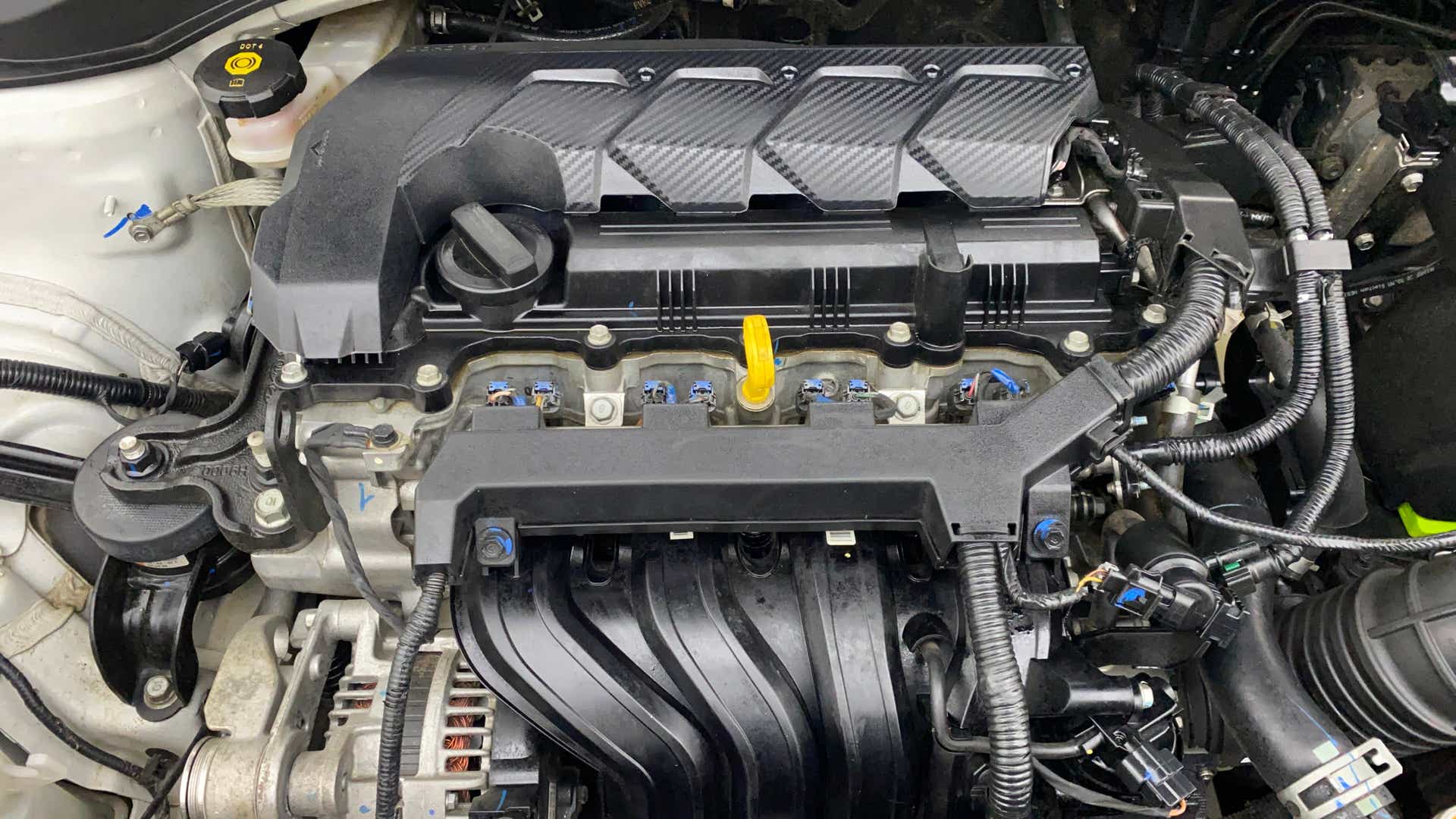 Engine bay view of a Hyundai Verna