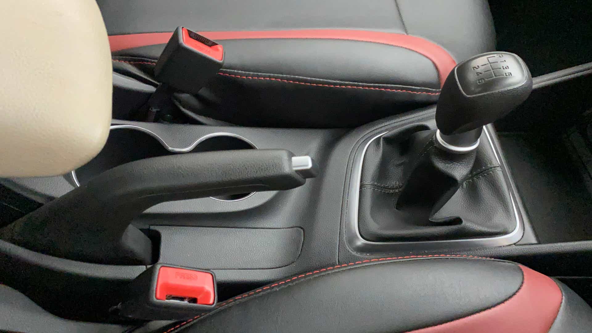 Gear lever and handbrake area of a Hyundai Verna