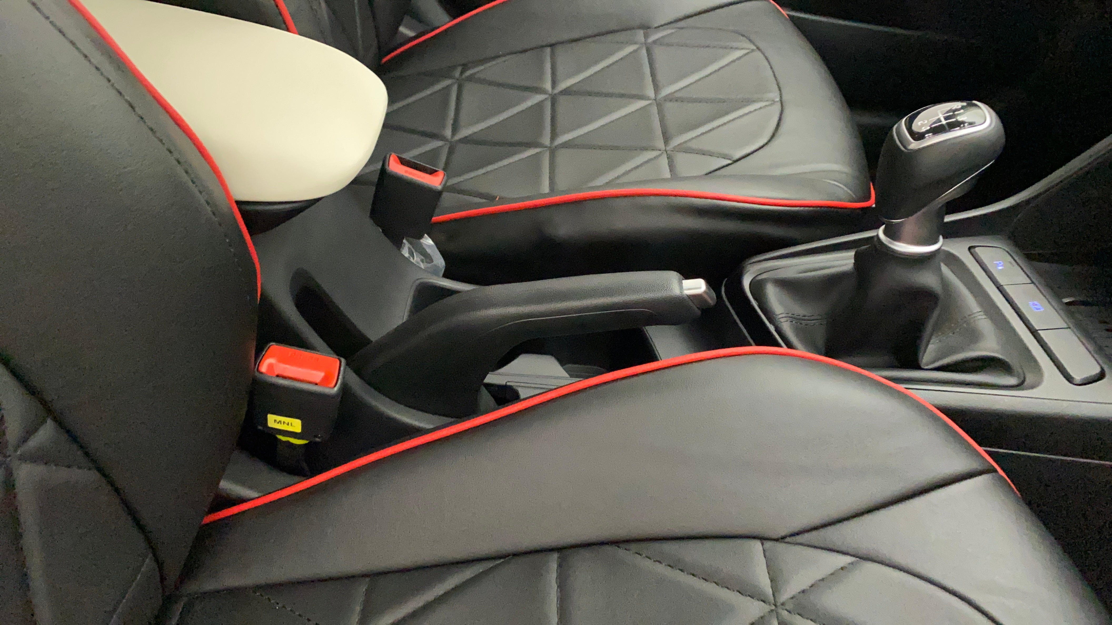 Gear lever and center console area of a Hyundai Verna