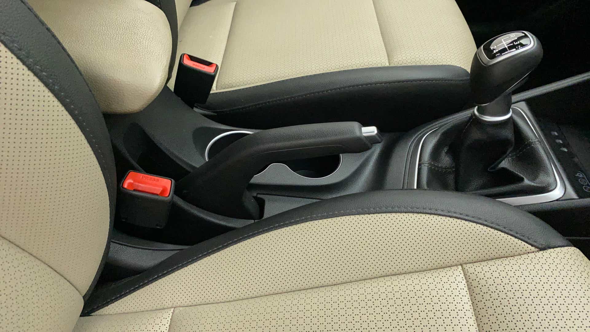 Gear lever and handbrake area of a Hyundai Verna