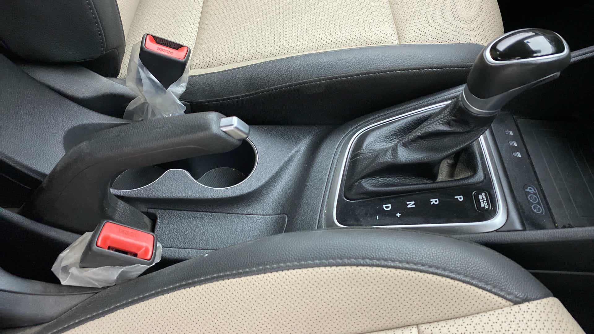 Center console and gear lever of a Hyundai Verna