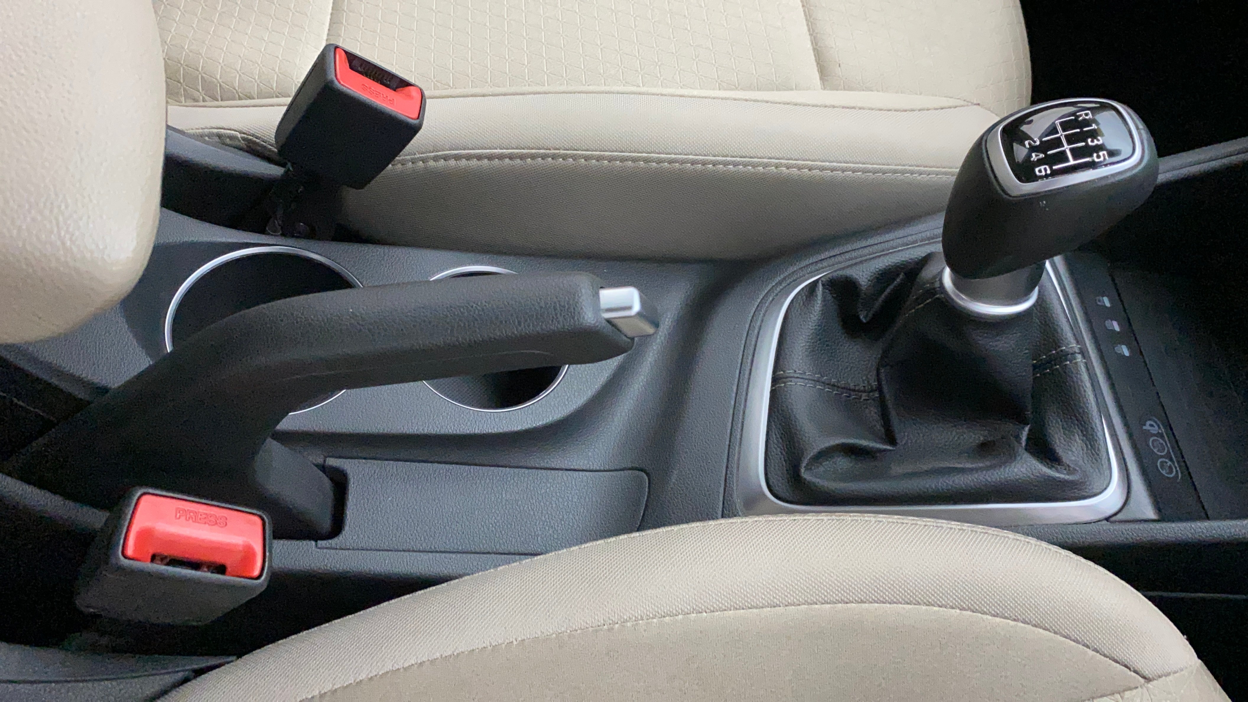 Gear lever and handbrake area of a Hyundai Verna