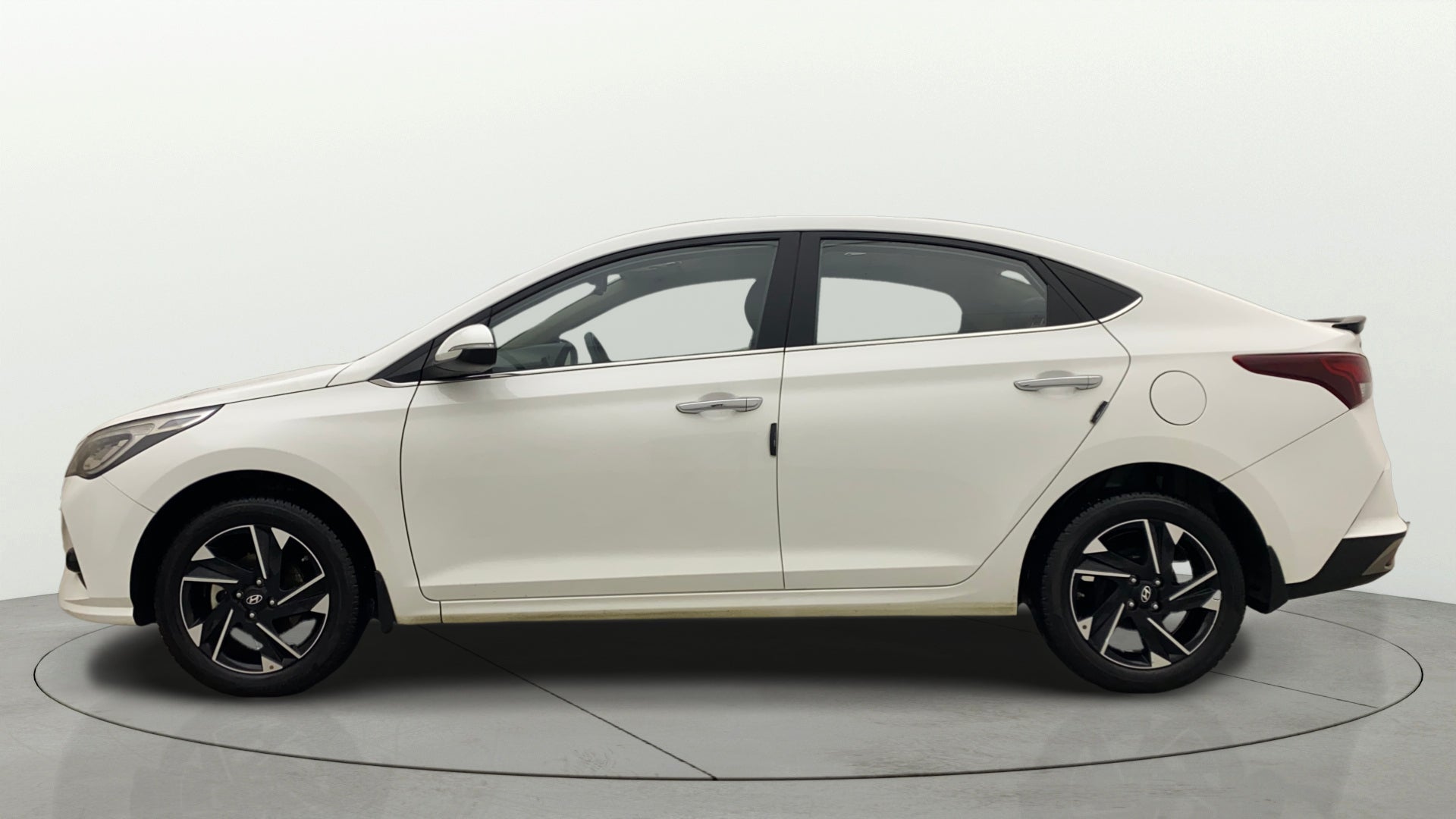 Side view of a Hyundai Verna