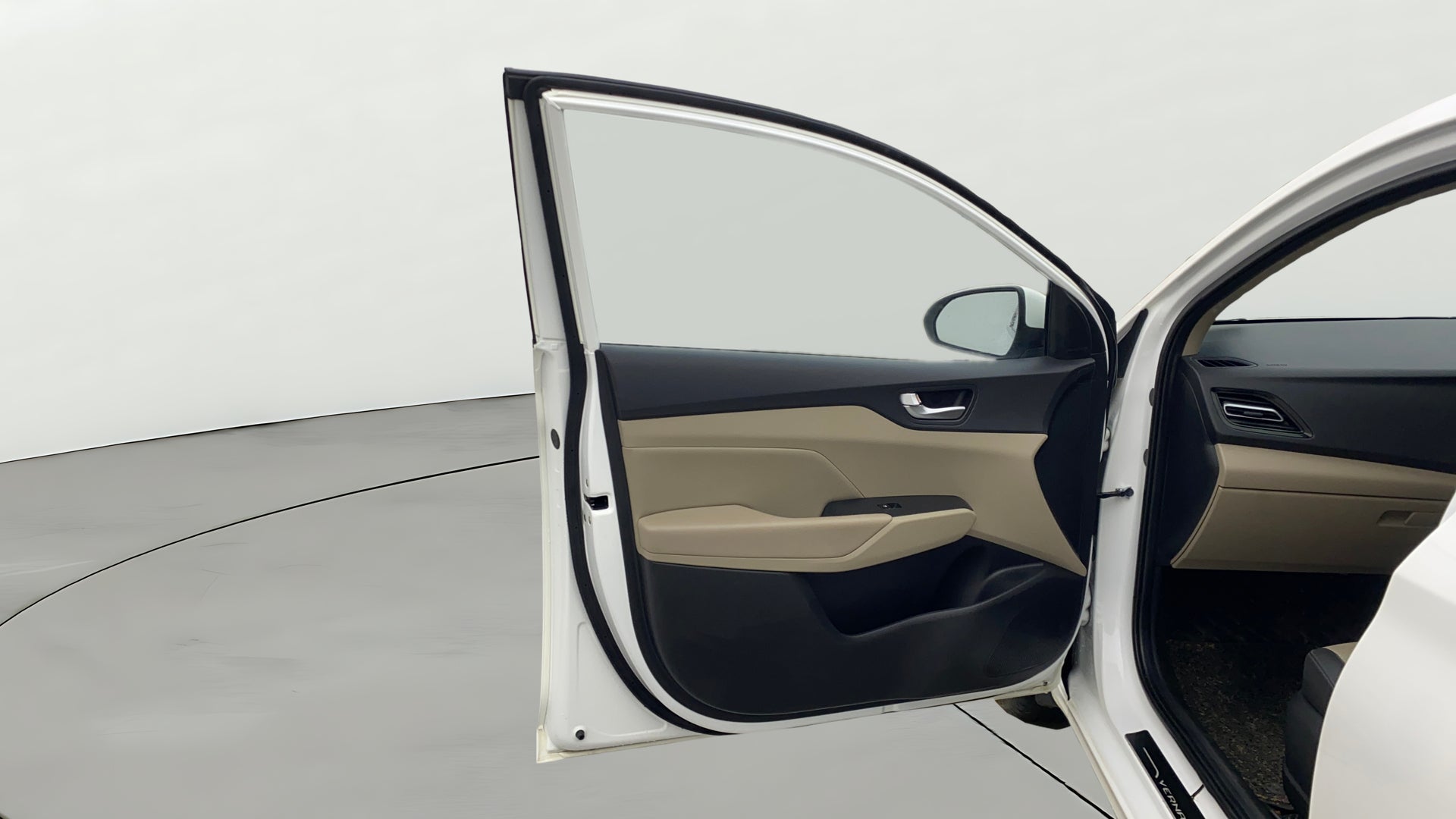 Front left door interior of a Hyundai Verna