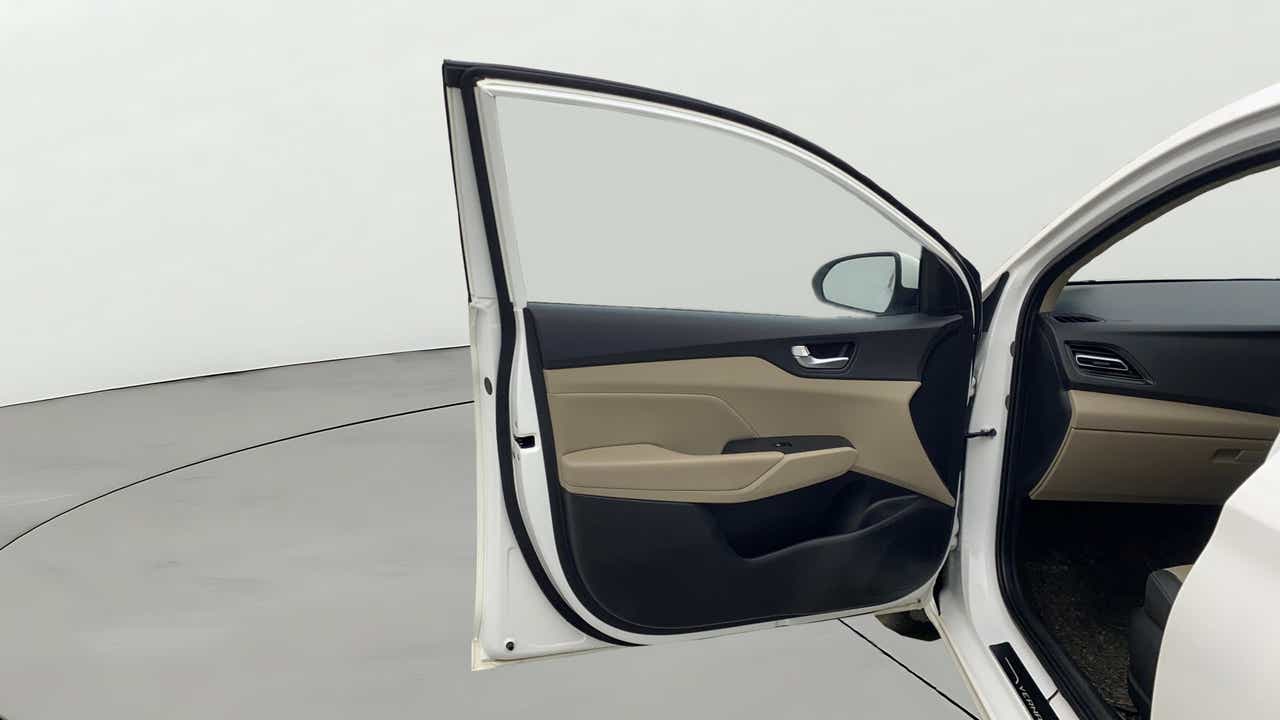 Front left door interior of a Hyundai Verna