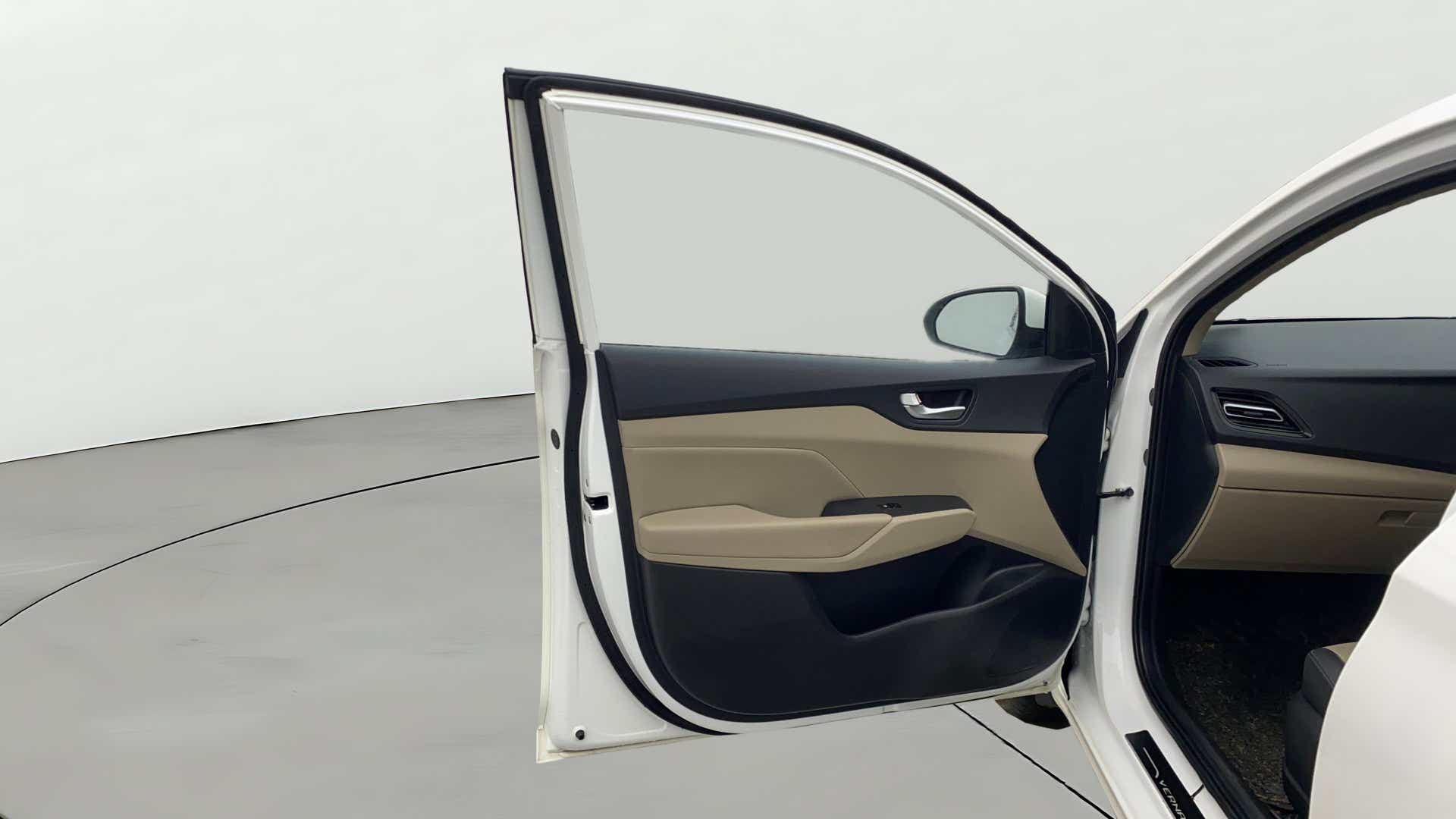 Front left door interior of a Hyundai Verna