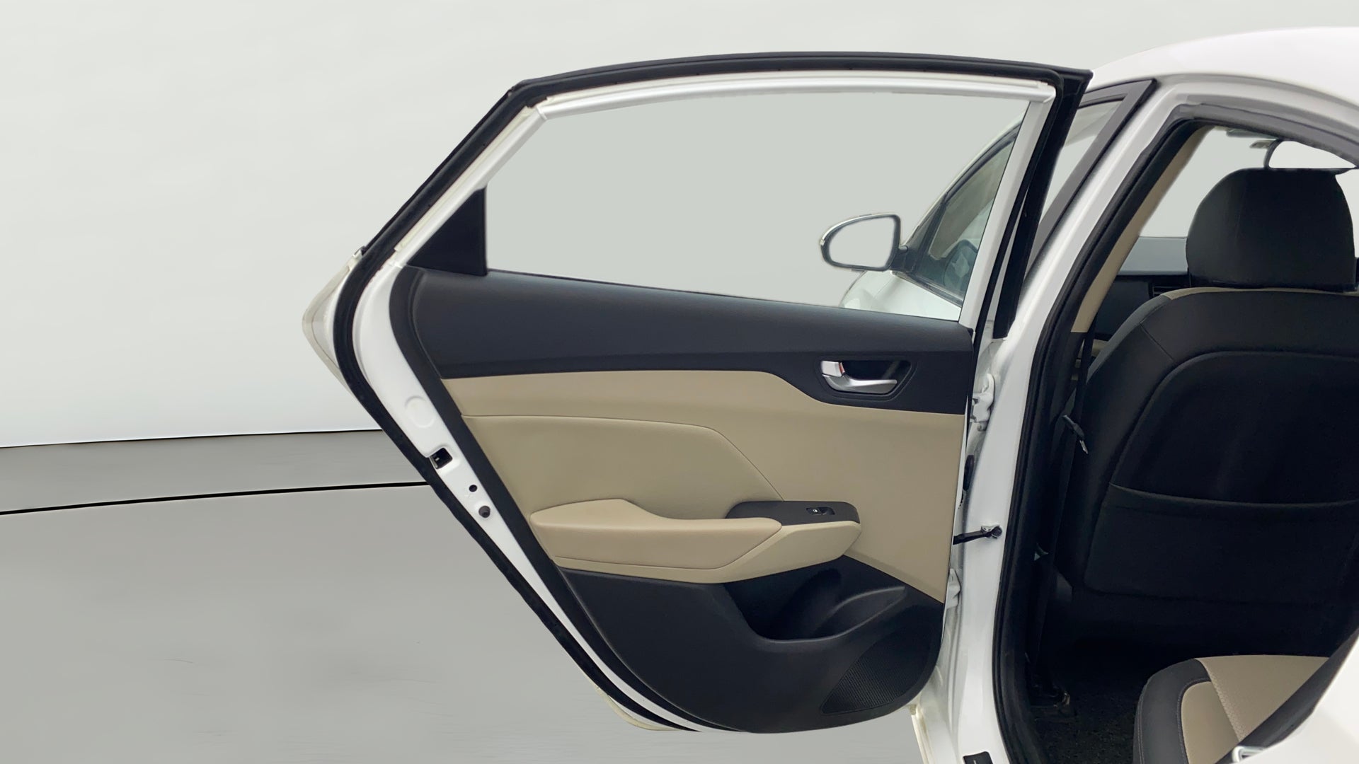 Rear left door interior of a Hyundai Verna