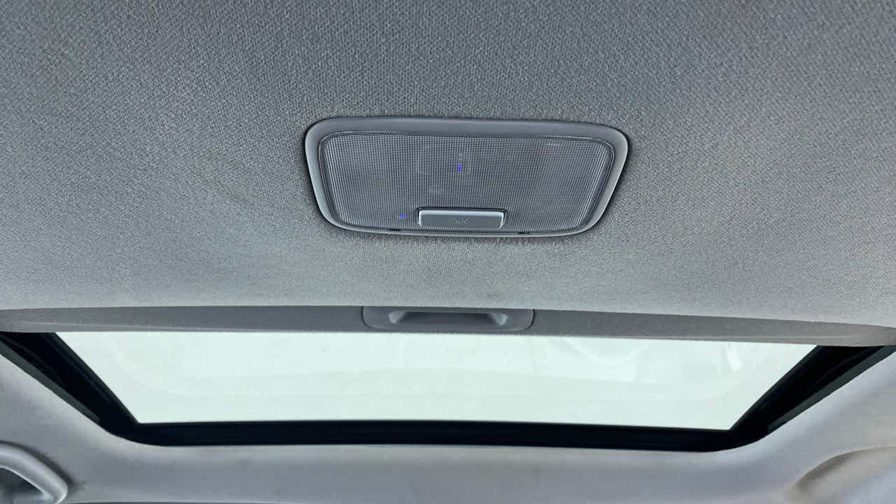 Interior sunroof and dome light view of a Hyundai Verna