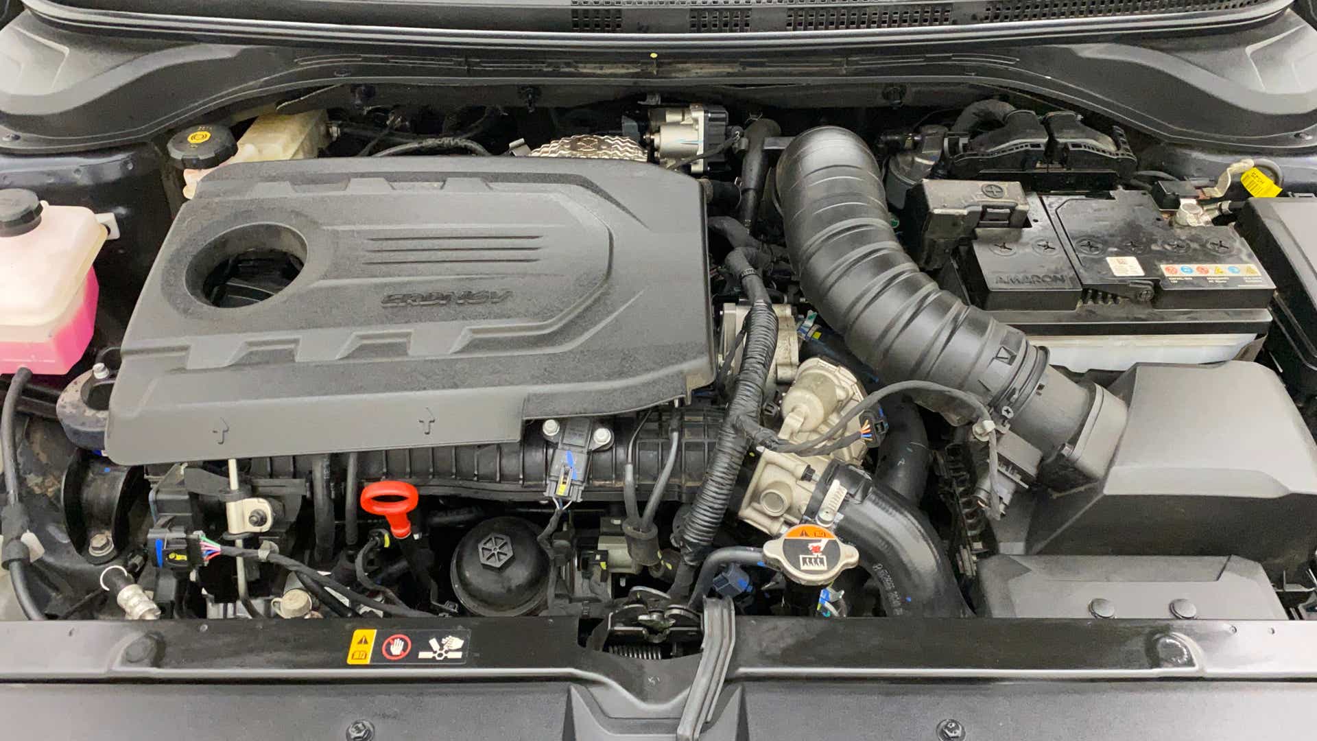 Engine bay of a Hyundai Verna