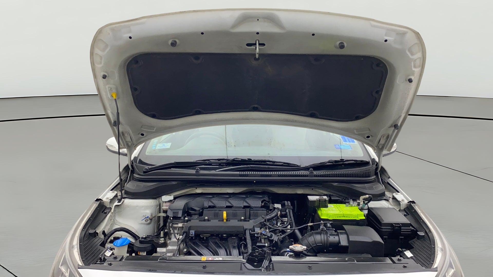 Engine bay of a Hyundai Verna