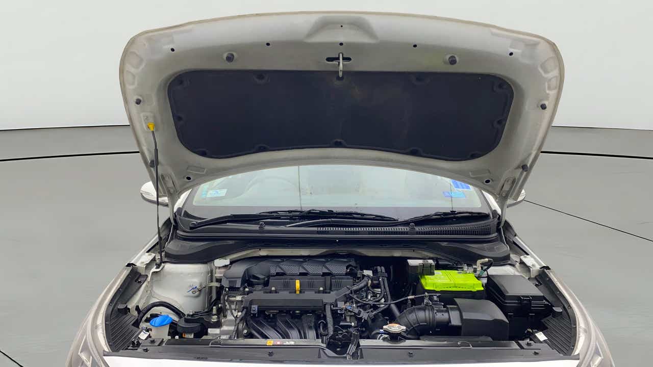 Engine bay of a Hyundai Verna