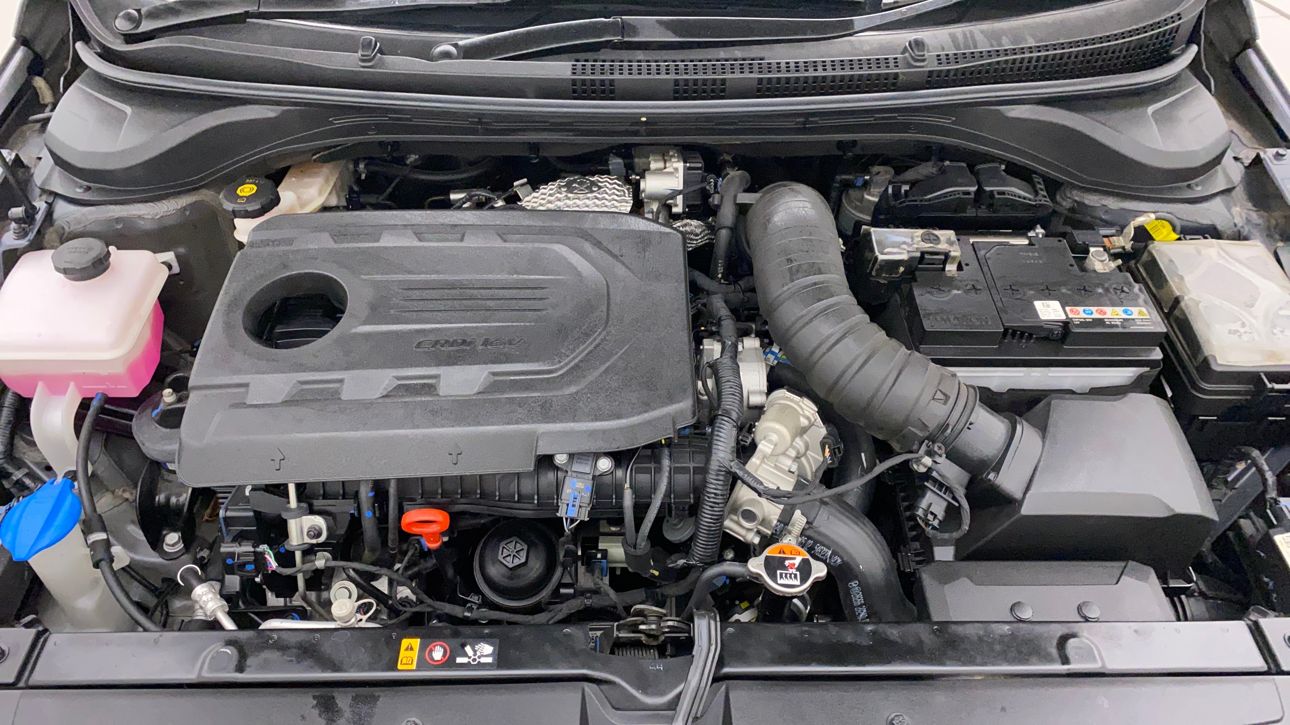 Engine bay of a Hyundai Verna
