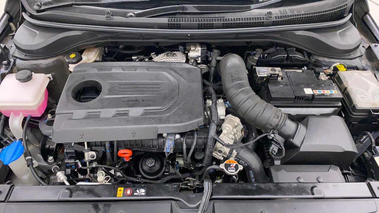 Engine bay of a Hyundai Verna