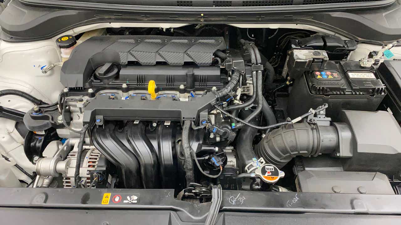 Engine bay of a Hyundai Verna