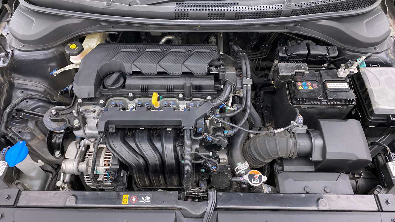 Engine bay of a Hyundai Verna