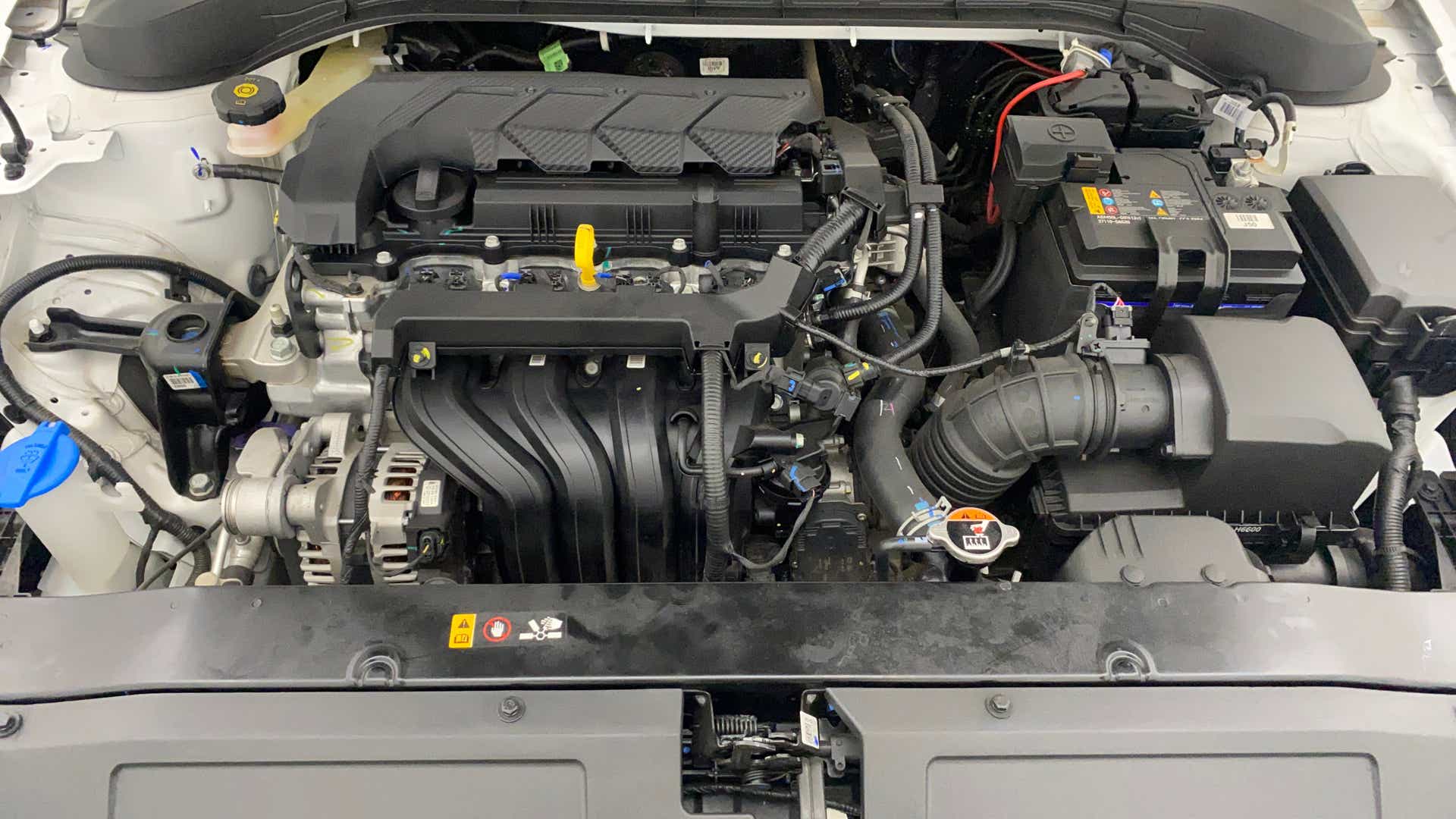 Engine bay of a Hyundai Verna
