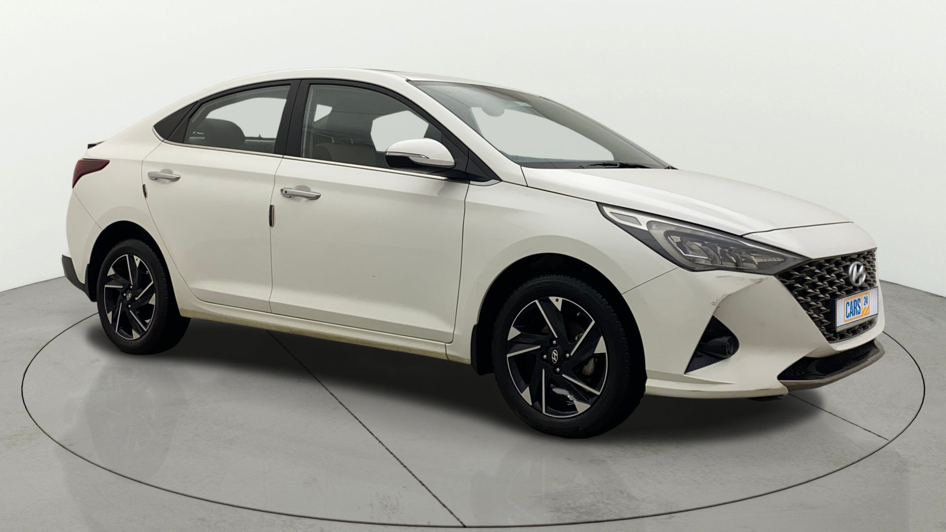 Front side view of a Hyundai Verna