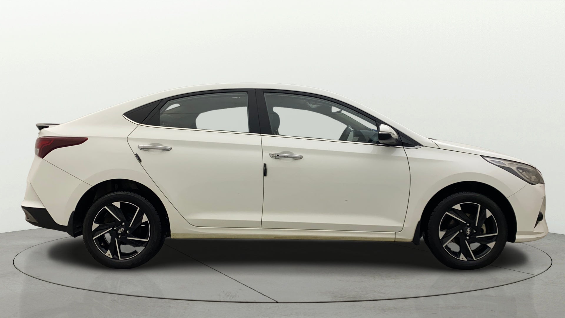 Side view of a Hyundai Verna