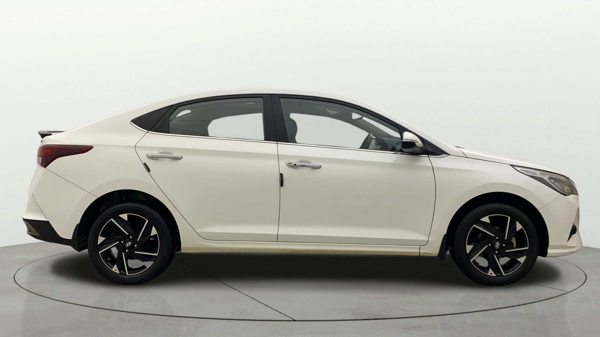 Side view of a Hyundai Verna