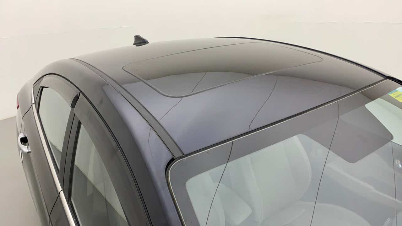 Sunroof and roof section of a Hyundai Verna
