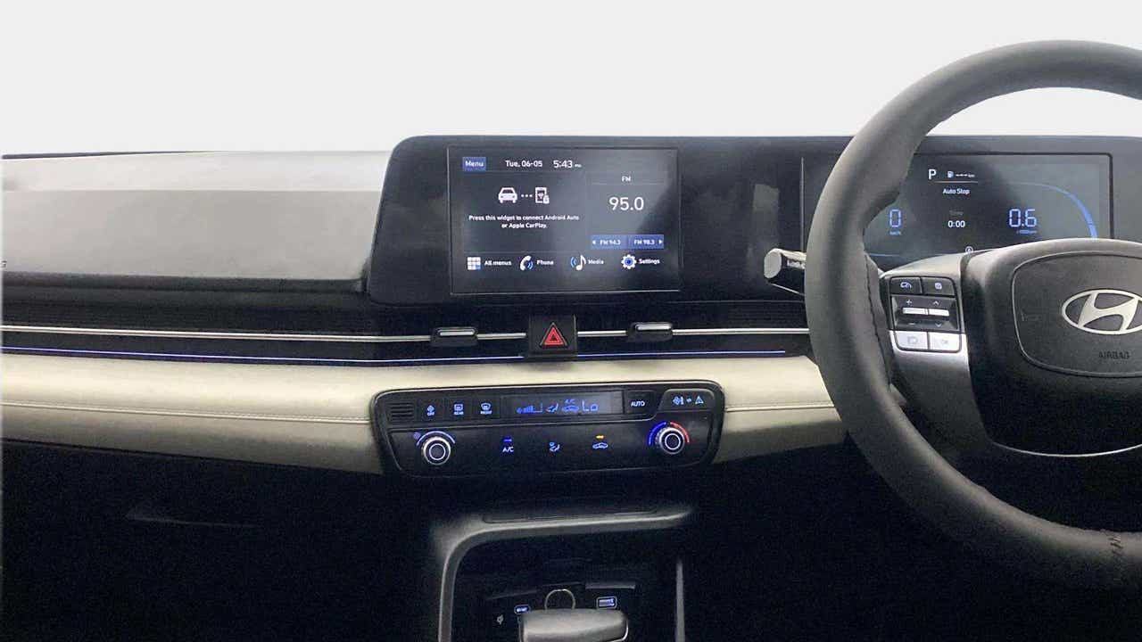Dashboard and steering wheel of a Hyundai Verna